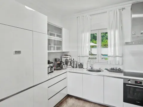 Rent, two bedroom apartment, 100m², Donja Lastva, Tivat - image 11