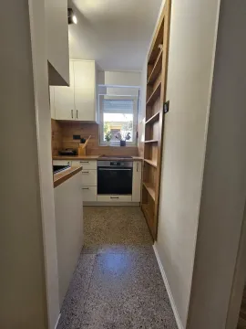 Manja moderna kuhinja sa bijelim elementima i drvenim detaljima. - image 14