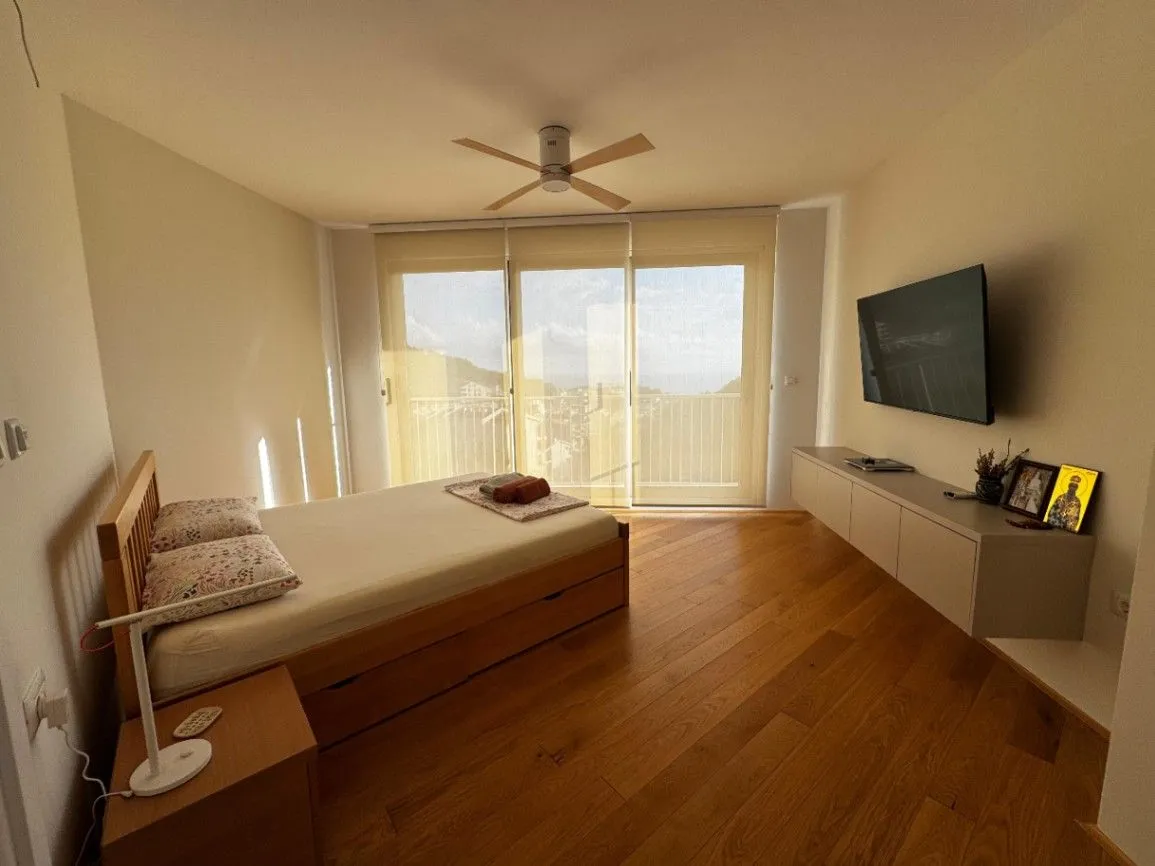 Izdavanje, kuća, 300m², Pržno, Budva