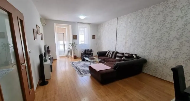 Izdavanje, trosoban stan, 88m², Kalenić Pijaca, Vračar Sve Podlokacije