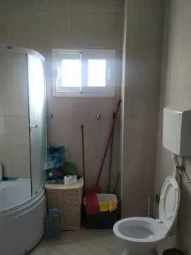Kupatilo opremljeno tuš kabinom, toaletom i prozorom. - image 9