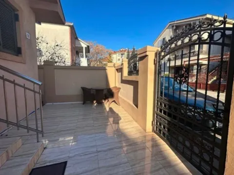 Izdavanje, kuća, 130m², Stari Aerodrom, Podgorica - image 11