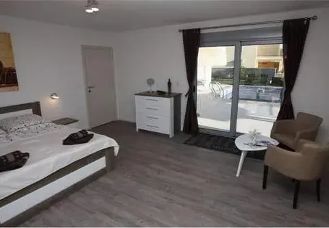 Izdavanje, kuća, 153m², Krimovica, Kotor - image 13