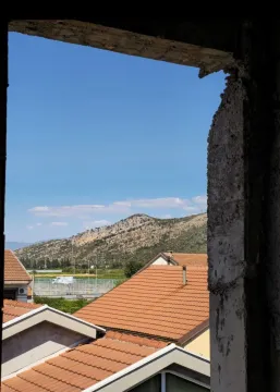 Pogled na okolna brda i krovove iz prostorije u izgradnji. - image 19