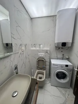 Moderno opremljeno kupatilo sa umivaonikom, WC šoljom, bojlerom i veš mašinom. - image 4