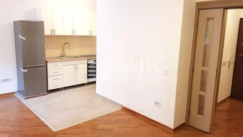 Manja kuhinja povezana sa dnevnim boravkom u stanu. - image 6