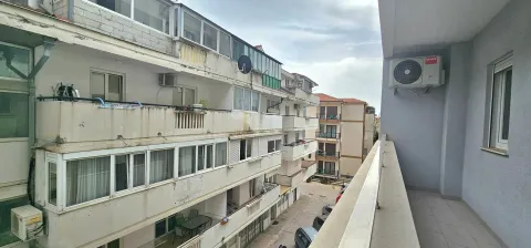 Pogled sa terase na okolne stambene zgrade i dvorište. - image 3