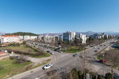 Pogled iz stana na gradsku ulicu i okolne zgrade. - image 12