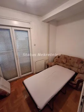 Manja soba sa kaučem i balkonskim vratima. - image 5