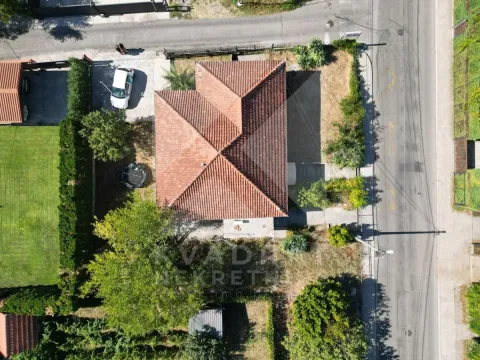 Pogled iz vazduha na kuću sa dvoriijem i krovom od crijepa. - image 3