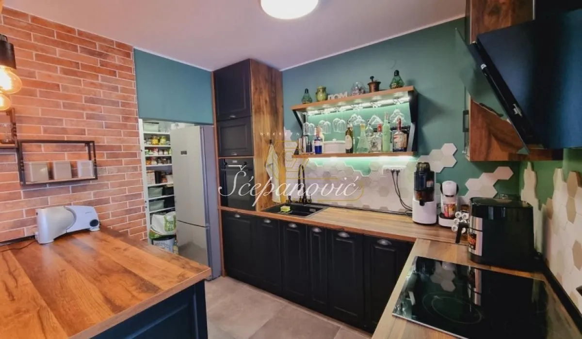 Prodaja, četvorosoban stan, 100m², Adice, Novi Sad Sve Podlokacije