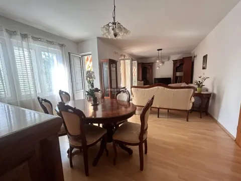 Rent, two bedroom apartment, 100m², Tivat, Crna Gora - image 2