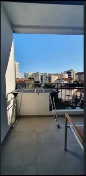 Terasa sa pogledom na grad i postoljem za sušenje veša. - image 9
