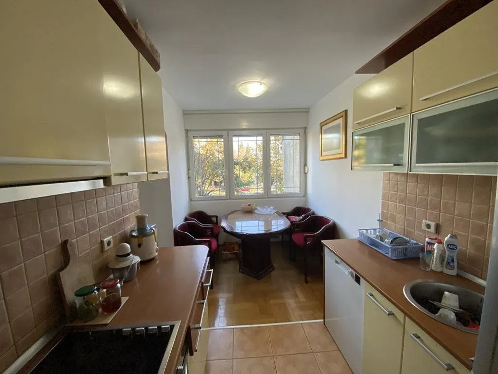 Izdavanje, dvosoban stan, 70m², Centar, Podgorica