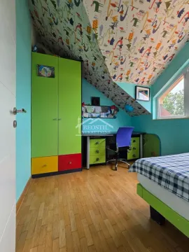 Dečja soba sa krevetom, radnim stolom, ormanom i kosim plafonom. - image 8