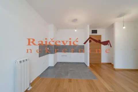 Prazna kuhinja sa pripremljenim instalacijama i keramičkim pločicama na podu. - image 8