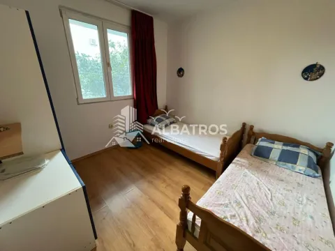 Spavaća soba sa dva drvena kreveta i prozorom. - image 8
