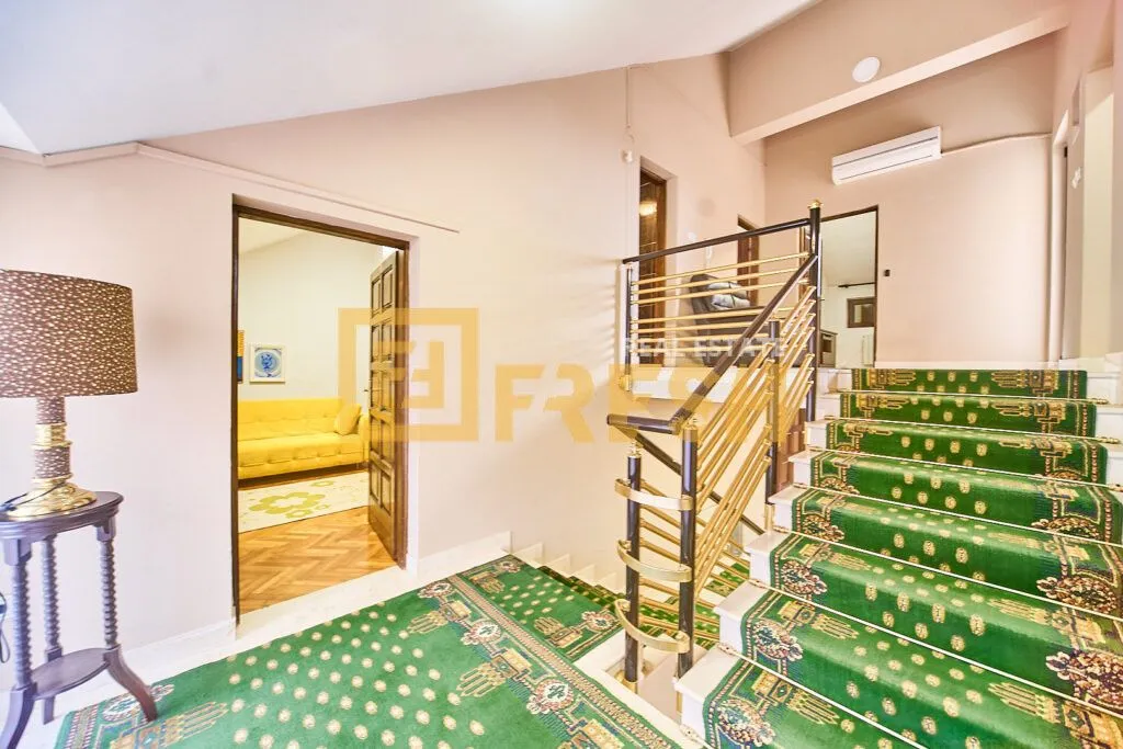 Izdavanje, kuća, 280m², Gorica C, Podgorica