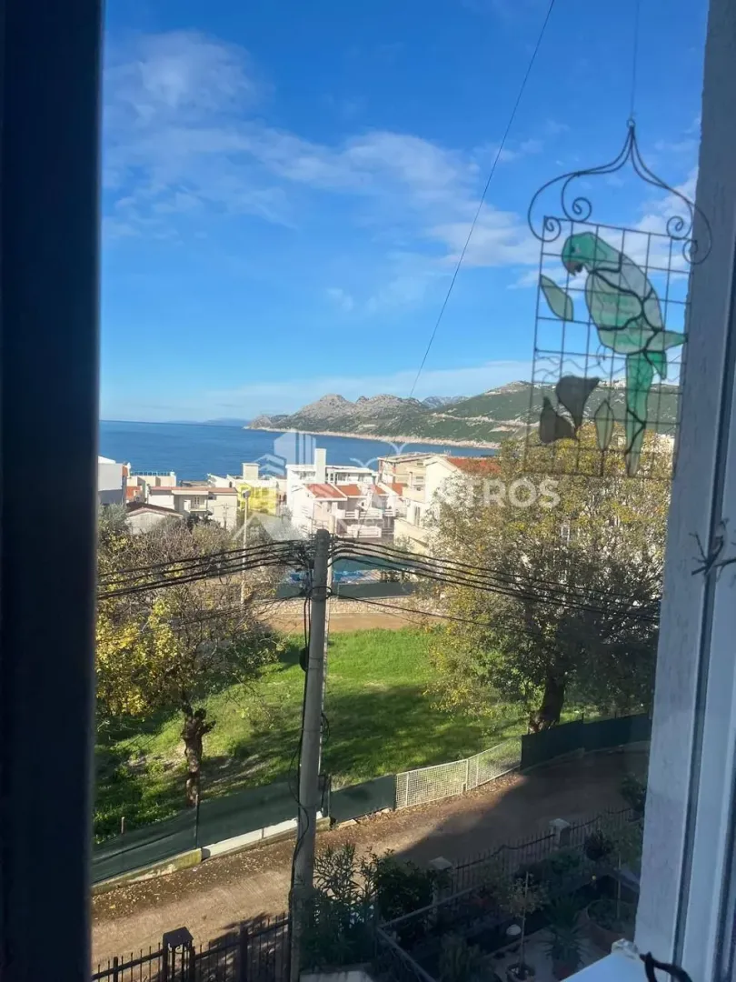 Pogled na more i okolinu sa prozora.