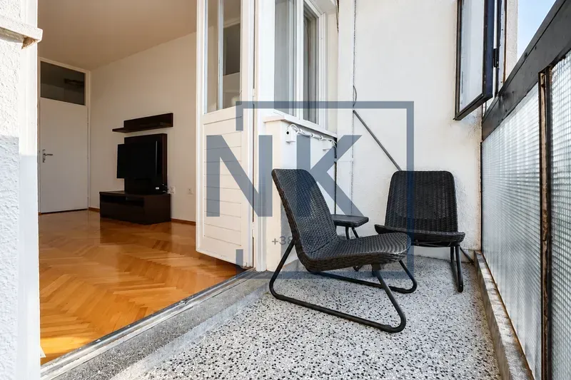 Manji namješteni balkon sa pogledom u unutrašnjost stanovanja.