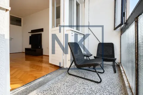 Manji namješteni balkon sa pogledom u unutrašnjost stanovanja. - image 11