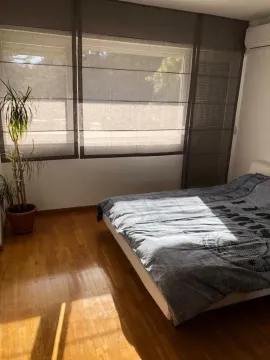 Svijetla spavaća soba sa velikim prozorom, bračnim krevetom i parketom. - image 9