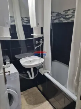 Manje kupatilo opremljeno umivaonikom, kadom i veš mašinom. - image 14