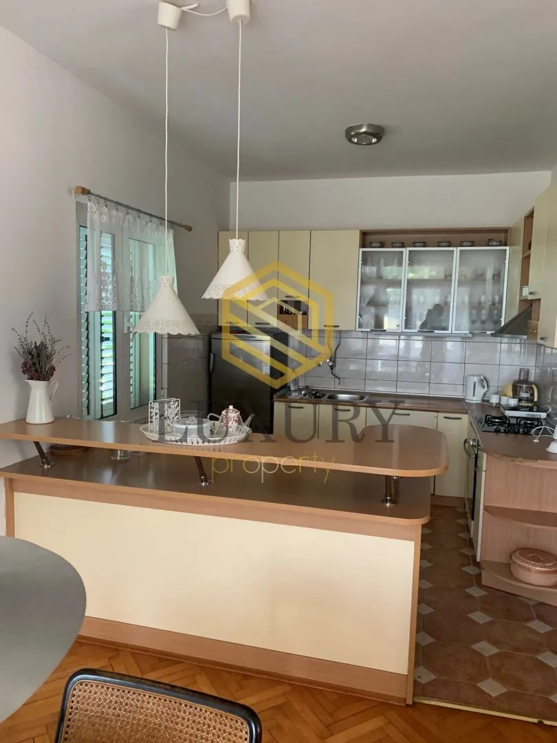 Izdavanje, trosoban stan, 170m², Tološi, Podgorica