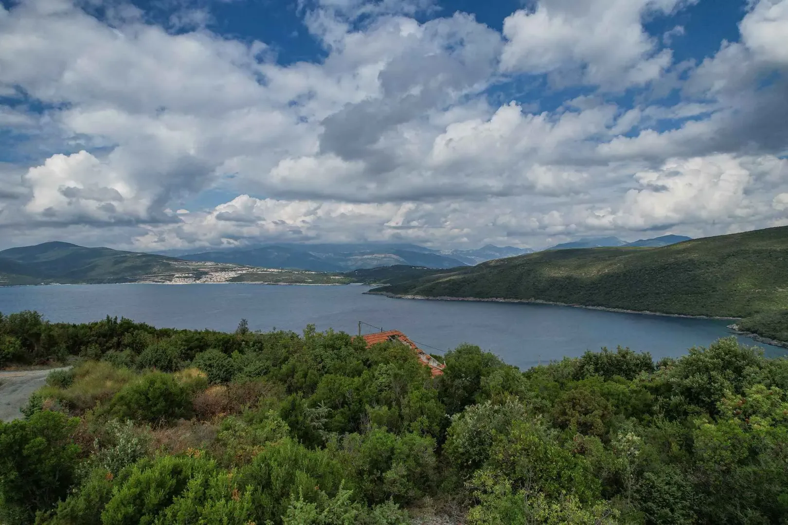 Pogled na more i okolne planine sa imanja.
