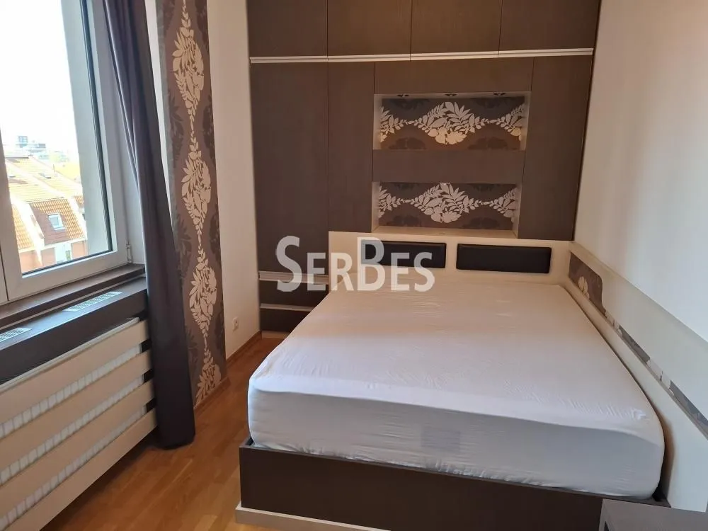 Spavaća soba sa bračnim krevetom i ugradnim plakarima.