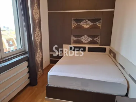 Spavaća soba sa bračnim krevetom i ugradnim plakarima. - image 11