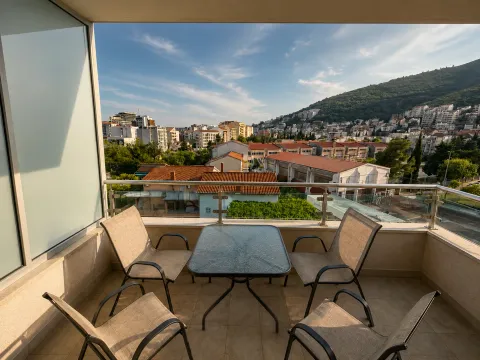Izdavanje, dvosoban stan, 85m², Centar, Budva - image 18
