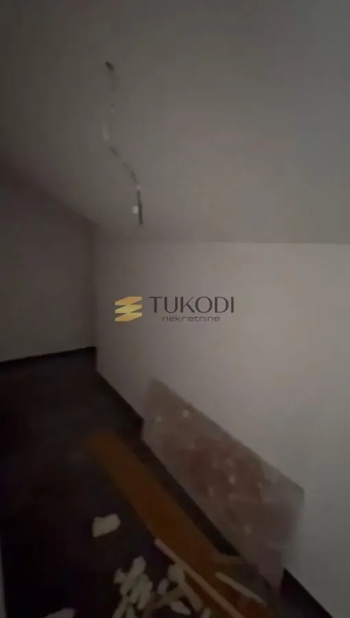 Pogled na nenamještenu prostoriju u fazi renoviranja.