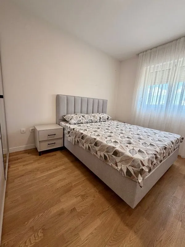 Izdavanje, dvosoban stan, 62m², Pobrežje, Podgorica