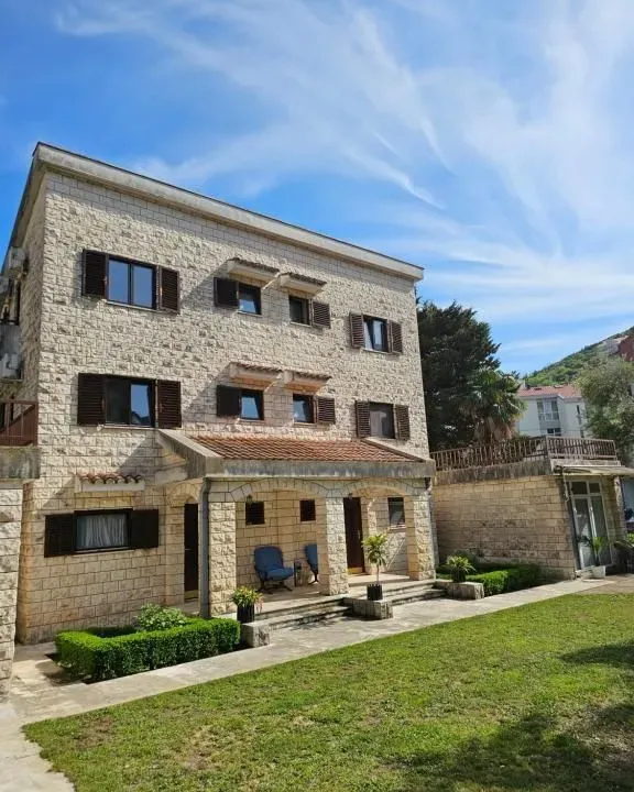 Izdavanje, trosoban stan, 100m², Budva, Crna Gora