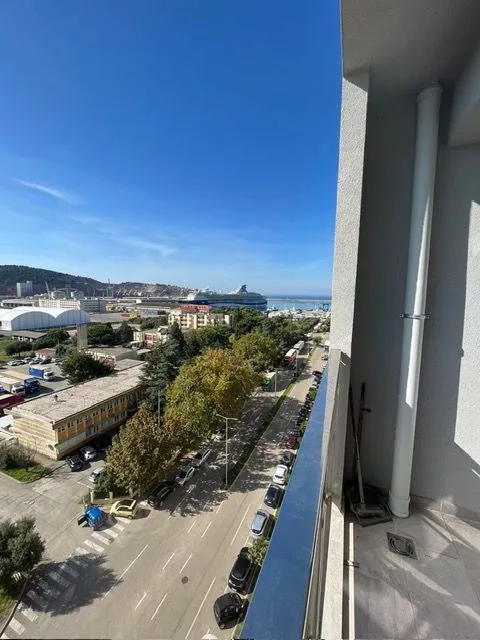 Pogled sa terase na grad i okolinu.