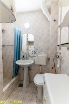 Manje kupatilo sa umivaonikom, wc šoljom i tuš kabinom sa zavesom. - image 6
