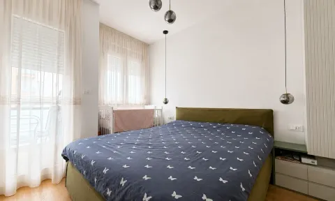 Svijetla spavaća soba sa bračnim krevetom, krevetcem i izlazom na terasu. - image 7