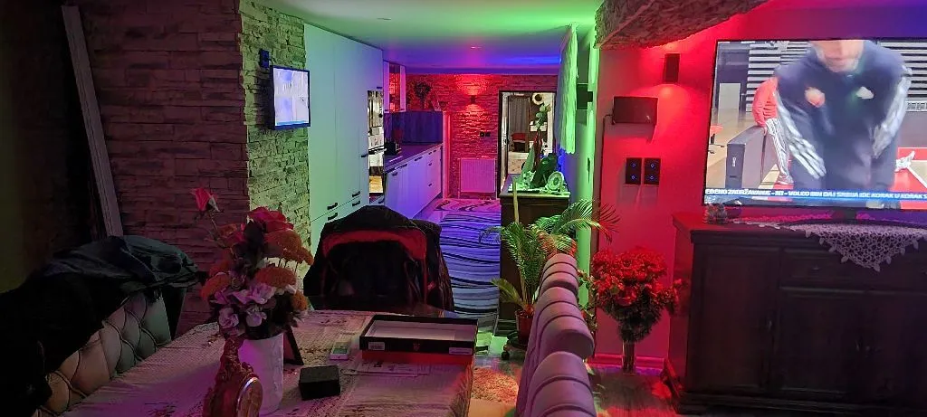 Dnevni boravak sa trpezarijom i pogledom ka kuhinji.