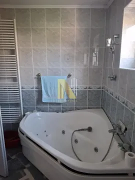 Kupatilo opremljeno ugaonom kadom i keramičkim pločicama. - image 15