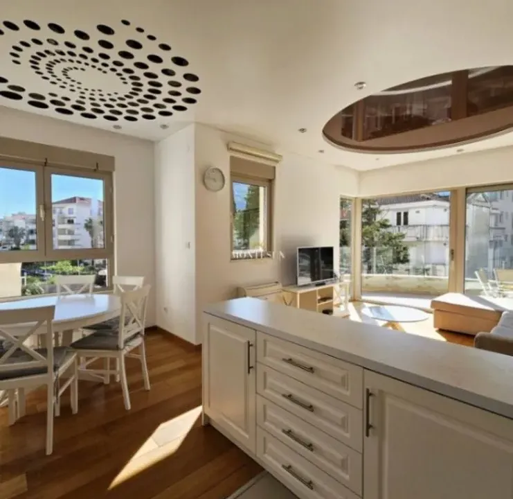 Izdavanje, jednosoban stan, 50m², Centar, Budva