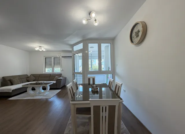 Izdavanje, trosoban stan, 100m², Podgorica, Crna Gora