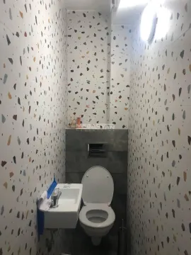 Manje kupatilo sa šarenim pločicama i ugradnom šoljom. - image 9