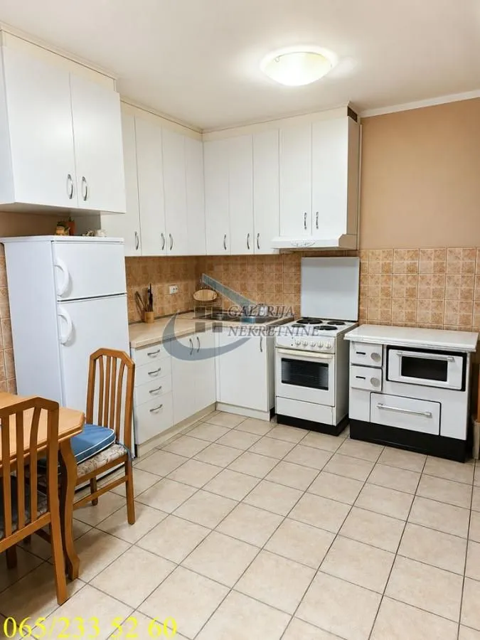 Prodaja, kuća, 190m², Centar, Inđija