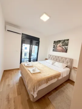 Bright bedroom with a double bed and access to the terrace. - image 9