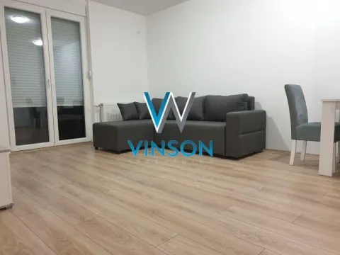 Dnevna soba sa sivom ugaonom garniturom i trpezarijskim stolom. - image 2