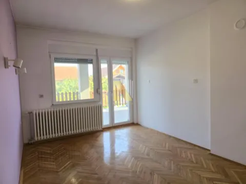 Prazna soba sa parketom i izlazom na terasu. - image 17