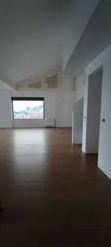 Prazna prostrana prostorija u novogradnji sa drvenim podom. - image 4