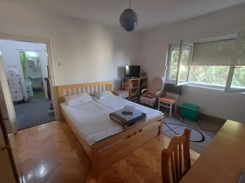 Namještena spavaća soba sa bračnim krevetom. - image 7