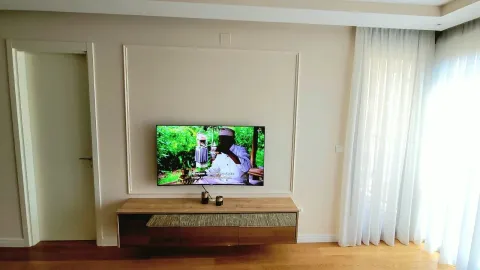Dnevna soba sa TV komodom i televizorom na zidu. - image 3